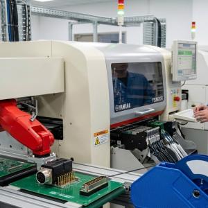 Automating M12/M8 Connector Assembly: SMD and THR Guide